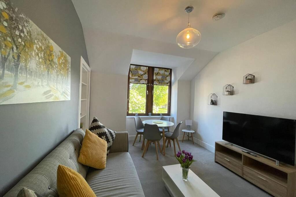 No 10 Immaculate City Centre, Top Floor 2 Bed Flat With Free Parking Inverness Exterior photo