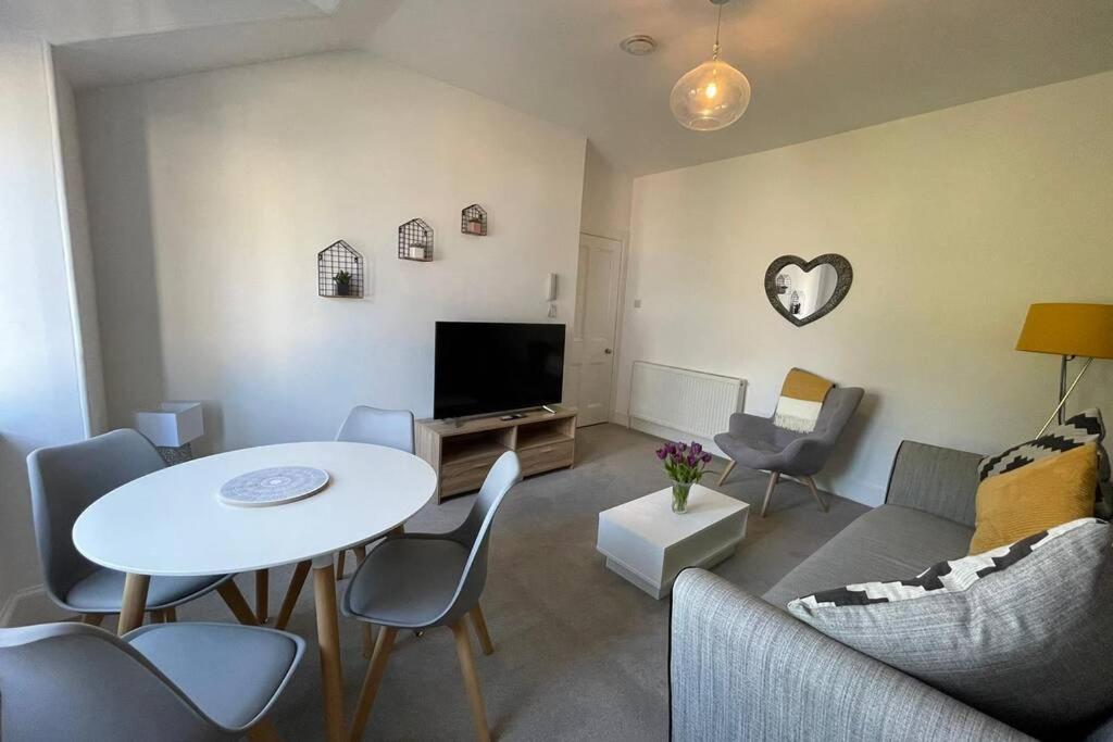 No 10 Immaculate City Centre, Top Floor 2 Bed Flat With Free Parking Inverness Exterior photo